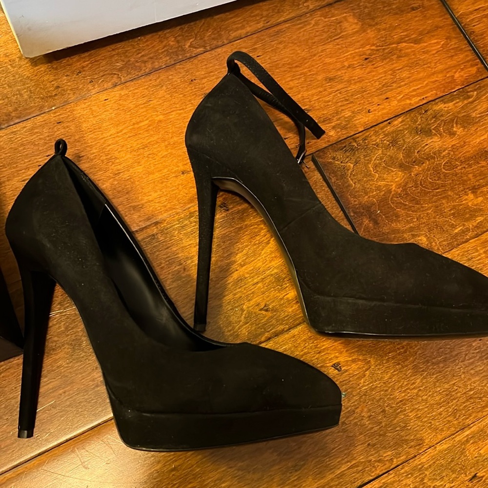 Giuseppe zanotti black suede pumps. Size 38.5